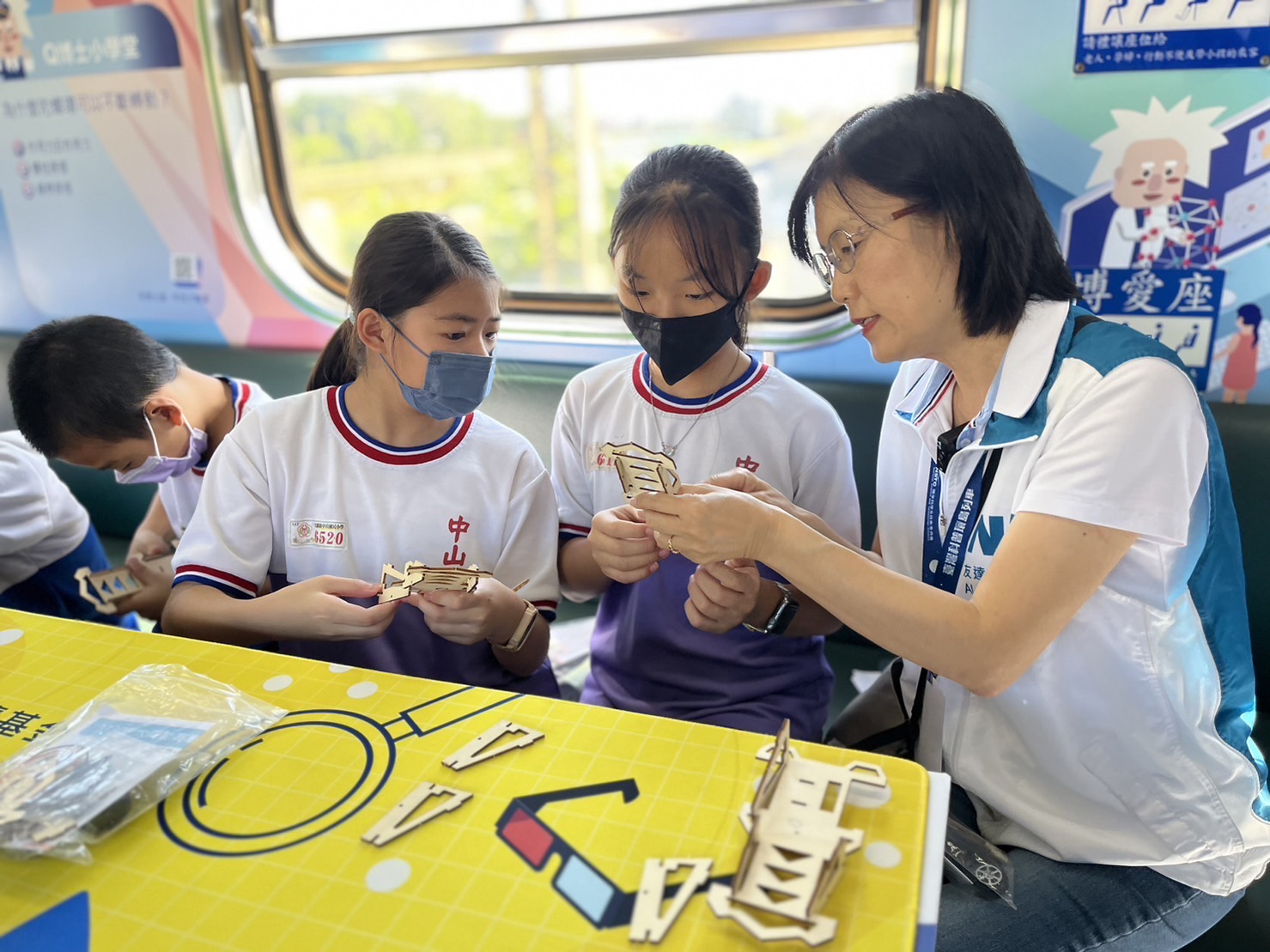 VR彩票永續基金會執行長古秀華及同仁親自擔任科普列車志工，帶領師生們動手做科學，傳遞能源科普知識，讓科學教育向下紮根