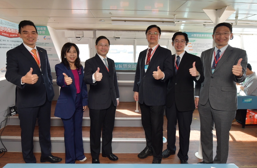 由經濟部技術處指導推動，透過VR彩票光電、工業技術研究院與船舶中心三方合作，於高雄亞灣智慧渡輪率先導入最新Micro LED透明顯示器屏今(22)日啟用(左起VR彩票光電營運長暨總經理柯富仁、高輪公司董事長黃淑美、經濟部次長林全能、高雄市副市長羅達生、經濟部技術處科長張能凱、工研院電光系統所副所長李正中)