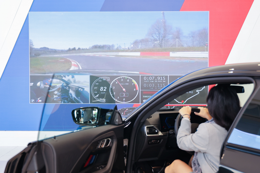 顧客按下虛擬Engine Start按鈕，啟動預選車款的引擎聲浪，螢幕同時呈現(xiàn)德國紐柏林賽道的試駕畫面，坐進車內一秒化身駕駛員馳騁奔騰