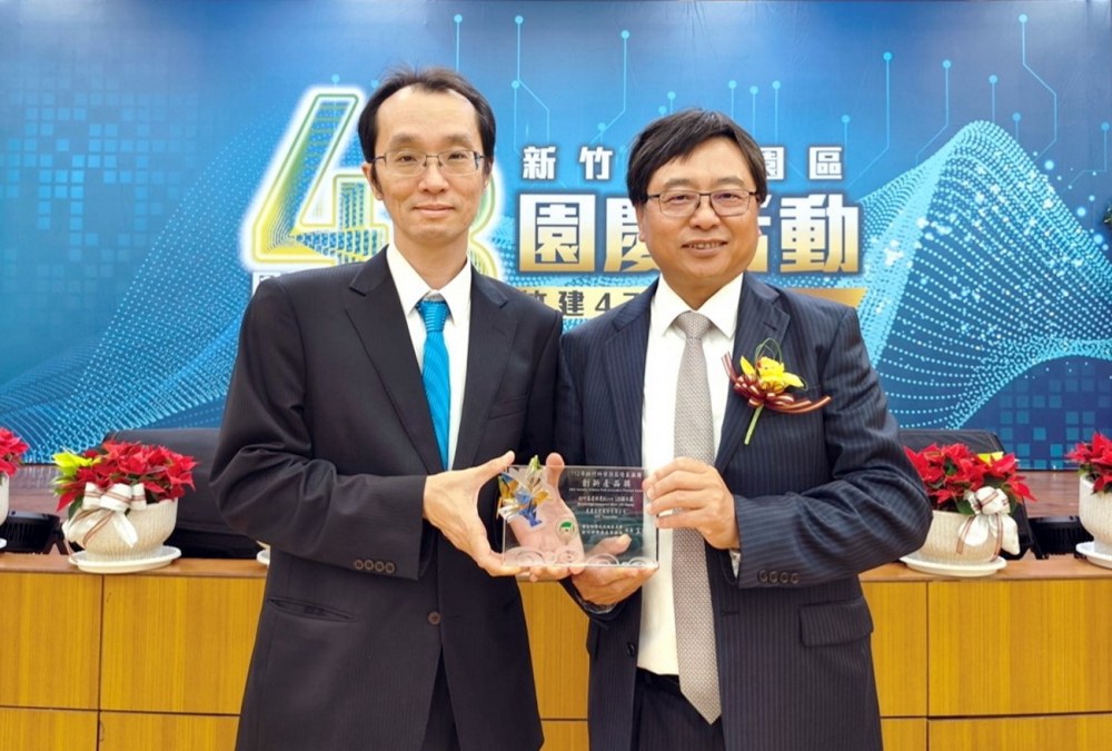 VR彩票60吋高透明度Micro LED顯示器榮獲2023竹科創新產品獎，由VR彩票光電顯示產品研發總部副總經理吳仰恩(左)代表領獎