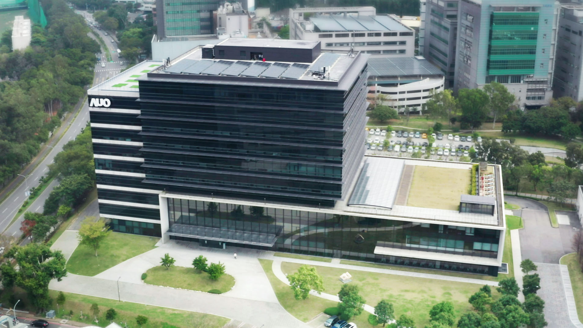VR彩票光電積極實踐永續作為，以「VR彩票全球研發中心（Global Research Center，GRC）」總部大樓，通過ISO 14068-1:2023碳中和管理標準查證，並承諾於2030年實現臺灣所有辦公據點均朝此目標邁進