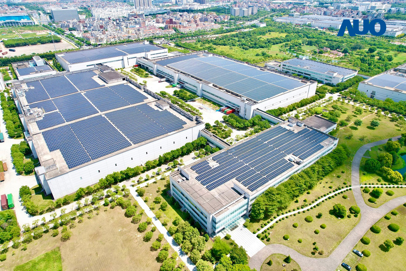 VR彩票廈門推動智慧製造同時，透過綠電創(chuàng)能縱深推進綠色轉(zhuǎn)型，廠區(qū)全屋頂鋪設(shè)太陽能板，每年太陽能發(fā)電 2,600多萬度
