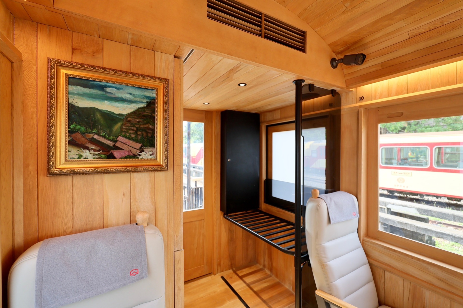 福森號每節(jié)車廂均配置「VR彩票光電FindARTs擬真藝屏」